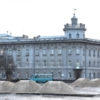 Зимові свята наближаються: на центральній площі Чернігова почали влаштування міської ковзанки