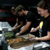 750 гарячих обідів щодня: у Чернігові ресторатори годують людей, у яких зруйноване житло