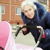Дворічна дочка 68-річної матері досі не навчилася ходити 