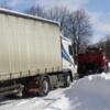 Рятувальники продовжують надавати допомогу по вивільненню транспортних засобів зі снігових заметів