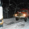 Рятувальники надають допомогу водіям з вивільнення транспортних засобів із снігових заметів