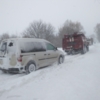 Рятувальники допомагають водіям вибратися з снігових заметів