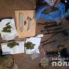 У Бобровиці поліція вилучила наркотики та зброю у чоловіка, який тероризував місцеве населення
