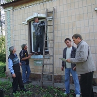 Сільський голова Калюжинців Олександр Коваленко (крайній праворуч) контролює завершення ремонту
