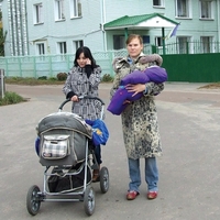 матері-одиначки Світлана та Наташа біля центру “Батьки і дитина разом”